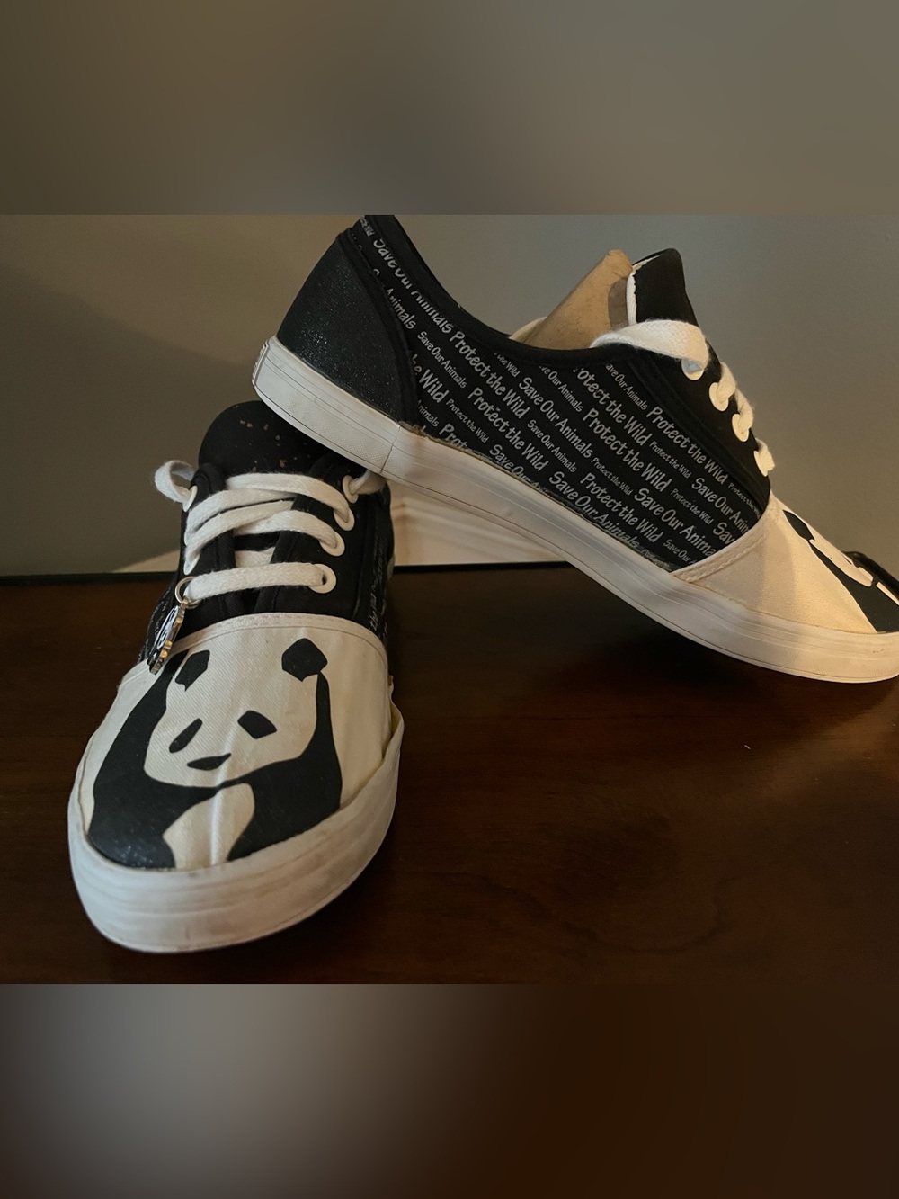 The Bradford Exchange Panda Canvas Sparkle Shoes w/ Charm Size 10M (2013) - Read